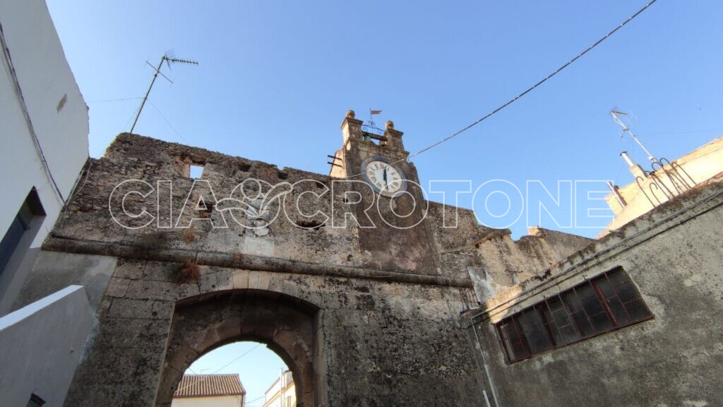 Porta di Terra – Torre Orologio – Isola di Capo Rizzuto – Redazione