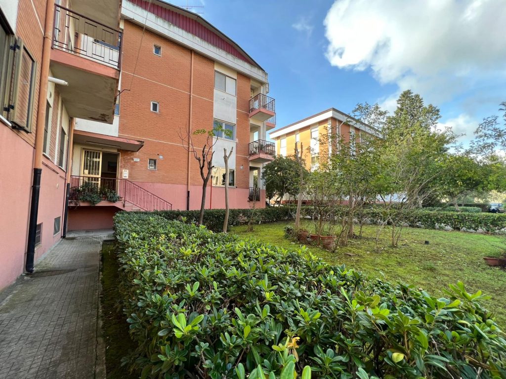 Russo Immobiliare vende appartamento con terrazzo uso esclusivo a Parco Carrara