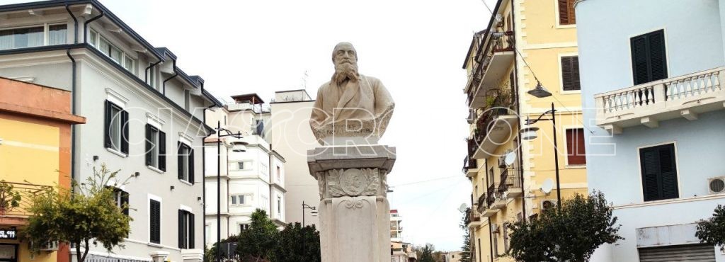 Monumento ad Armando Lucifero: un omaggio all’illustre intellettuale crotonese