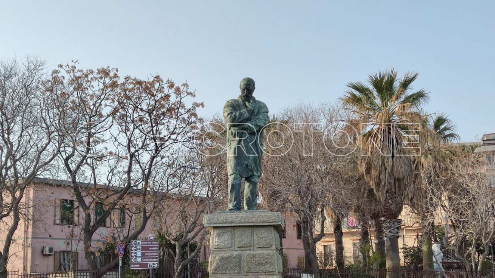 In Largo Pignataro il monumento a Carlo Turano, avvocato e politico crotonese