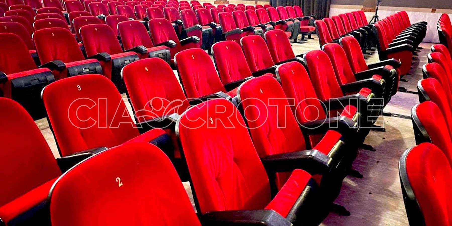Cinema-Teatro-Apollo-Cinema-Crotone-Poltrone-Redazione-29-12-2022-1200x600
