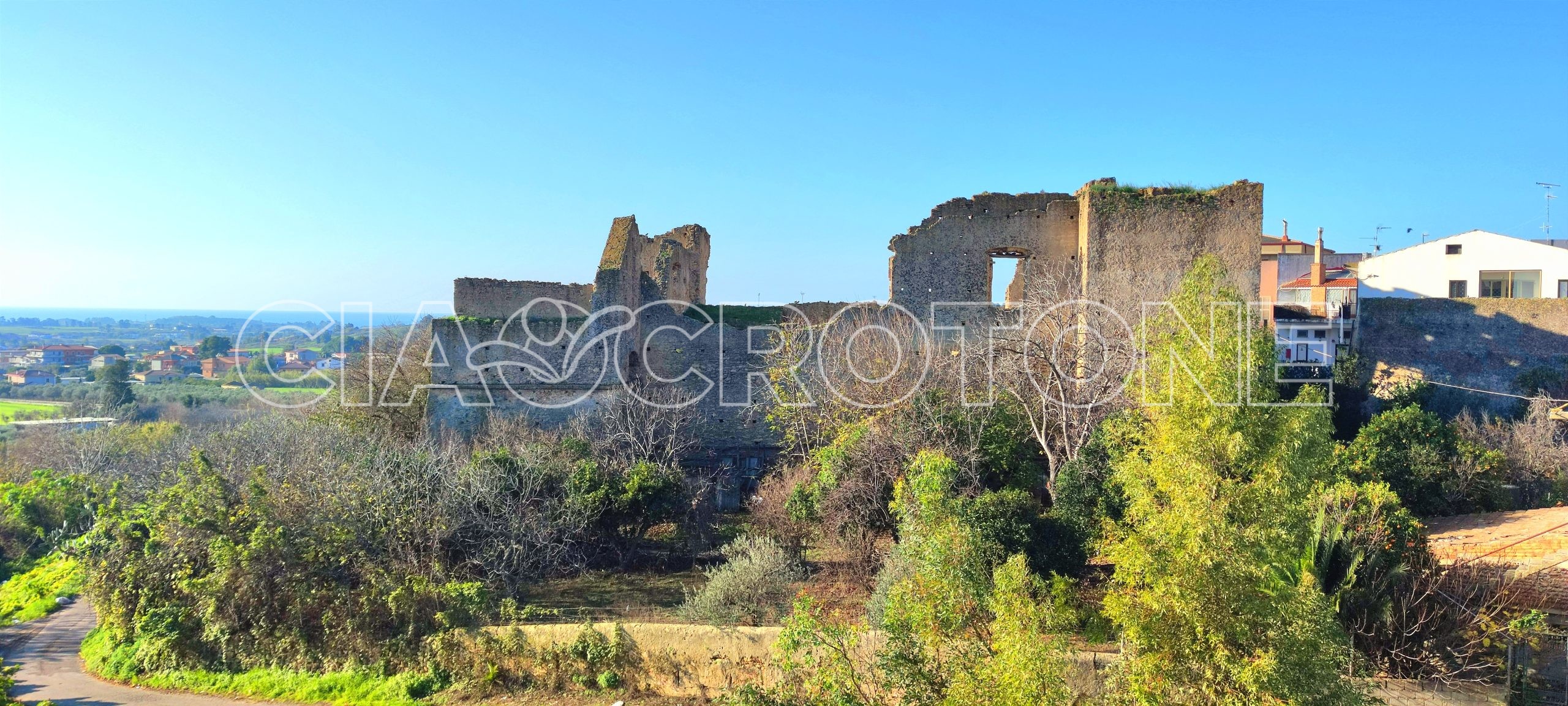 Isola C.R: un Castello dimora di baroni e baluardo del territorio