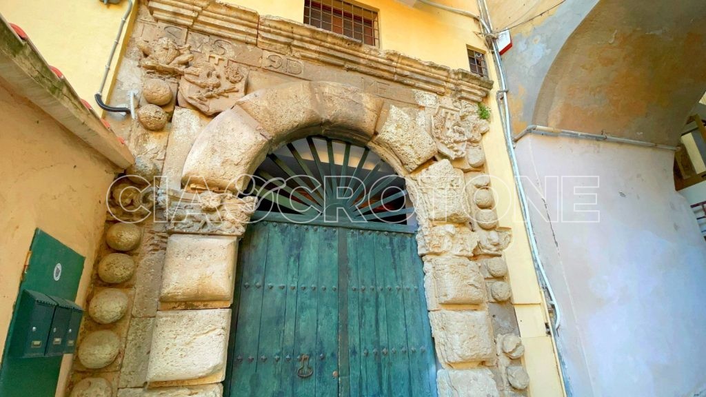 Palazzo Oliverio: in vico Montalcino il Portale Susanna