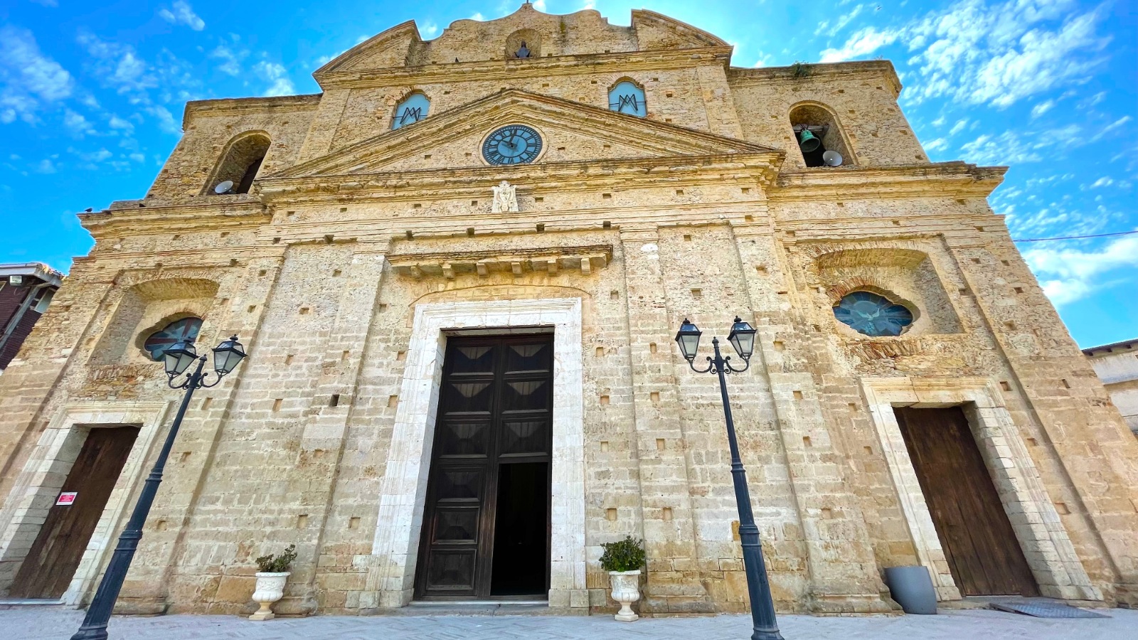 Cutro (KR) | In pietra la splendida Chiesa della Santissima Annunziata